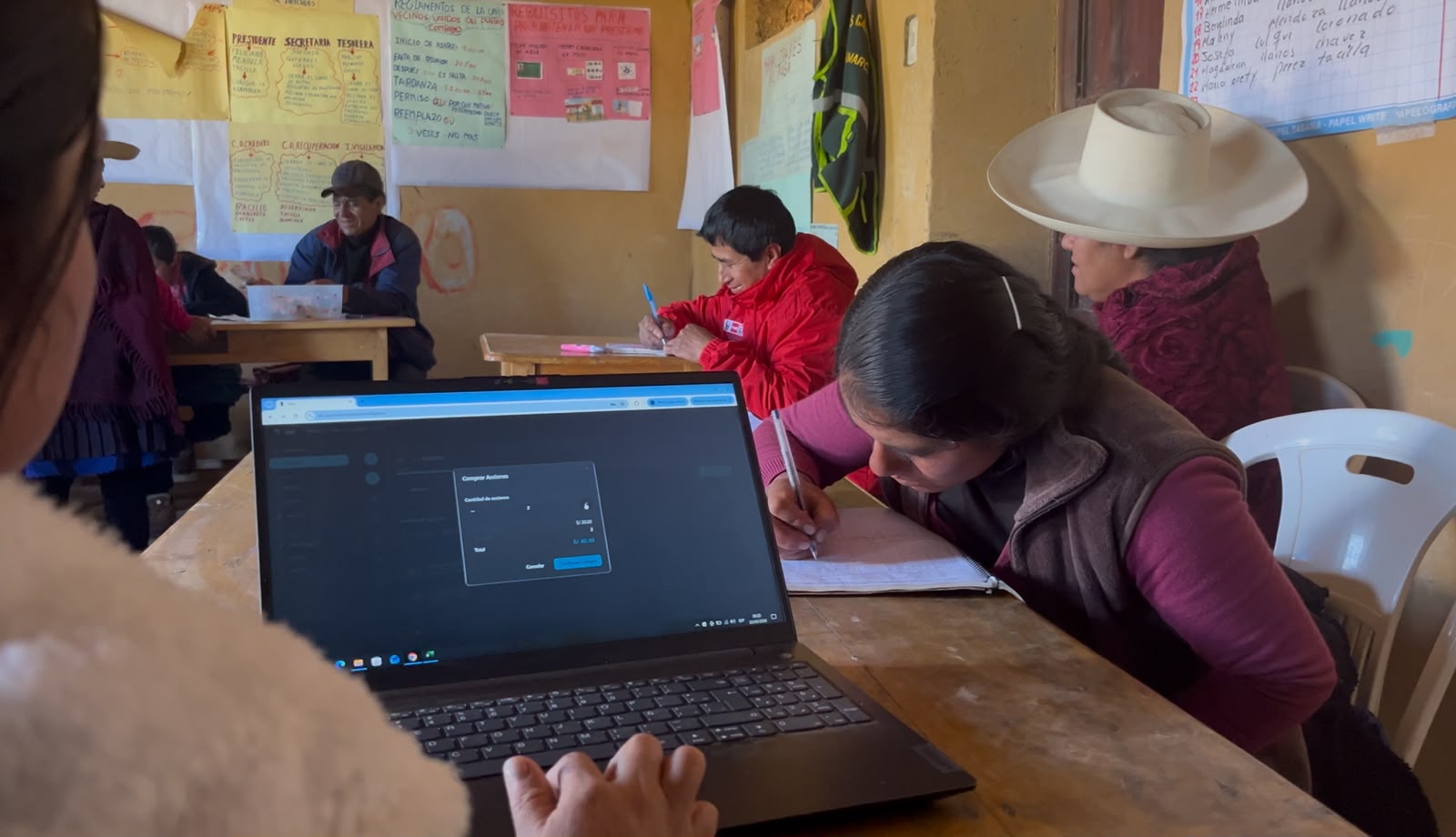 Comunidad usando la plataforma aquí nace para gestionar sus finanzas